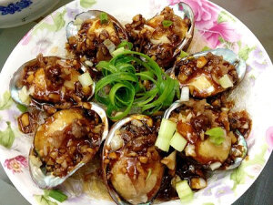 粉丝蒜茸蒸鲍鱼  龙口粉丝  一捆 鲍鱼  7个 蚝油  适量 酱油  适量 蒜头  少许 虾仁菜圃（超市瓶装那种）  少许 食用油  适量 1.取一个小碗粉丝泡软，蒜头剁碎，葱用手撕细丝， 2.盘底铺好泡好的粉丝剪成2半，上面一一放好鲍鱼 3.在每个鲍鱼上面铺上蒜茸和虾仁菜圃，滴几滴菜圃油，上锅蒸10分钟 4.另取一个锅，烧热油，倒入一大勺蚝油和酱油，搅拌均匀淋在鲍鱼上面，蒸锅里在闷1分钟，取盘中间装饰上葱丝即可。