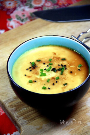 蒸蛋羹  鸡蛋  2个 盐  0.3克 酱油  适量 温水  140ml 香油  适量 香葱  适量 黑芝麻  适量 1.做法： 2.将鸡蛋打入碗中，充分打散至颜色变浅后，倒入140ml温开水混合均匀并撒入盐； <br />3.将鸡蛋液倒入筛网中过滤，将碗内过滤后的鸡蛋液中的泡沫去掉； <br />4.蒸锅大火蒸开后，将碗套上保鲜膜放入锅内，转小火整约12-15分钟，然后关火焖约5到7分钟左右； <br />5.取出后，揭下保鲜膜，淋上香油和酱油，同时撒上香葱和黑芝麻即可食用。