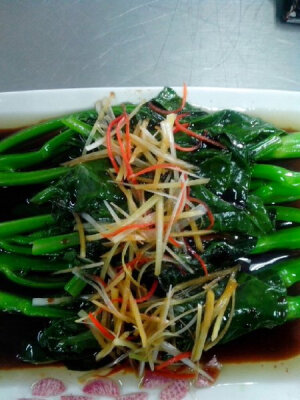 花椒油 嫩芥兰   葱   蒸鱼豉油   盐   鸡粉   红椒   姜   美极鲜酱油   味精   花椒油  <br />1.初加工:芥兰宰洗干净根部去外皮，可以切成段，红椒，葱姜切丝； <br />2.炒香小料加鲜汤调味，下入芥兰煮至断生捞出摆盘，撒上红椒、葱姜丝激上热花椒油，外带味汁。