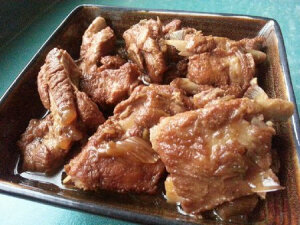 料酒  肋排   姜   大料   啤酒   盐   葱   蒜   花椒   冰糖   <br /> <br />1.将肋骨沸水焯后，洗净备用； <br />2.坐锅放少许油将肋骨翻炒，至略发金黄； <br />3.锅里放油放葱姜蒜炒香，放排骨、料酒、生抽、老抽、冰糖一把，花椒大料少许，葱段姜片，啤酒半瓶； <br />4.最后转入高压锅炖30分钟即可。