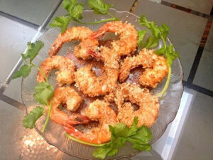 面包糠鸡蛋裹虾 椒盐  适量 大虾  8条 面包糠  半碗 鸡蛋  一个 香菜 1.大虾去处黑线，去壳 2.取2个碗一个倒入面包糠，一个打散鸡蛋 3.取一个锅，倒入油，7分热的时候把大虾裹上鸡蛋液， 4.在均匀的裹上面包糠， 5.放到油裹里两面煎熟至外表酥脆 <br />6.一一将煎好的虾摆盘好，撒上椒盐粉，装饰上香菜即可