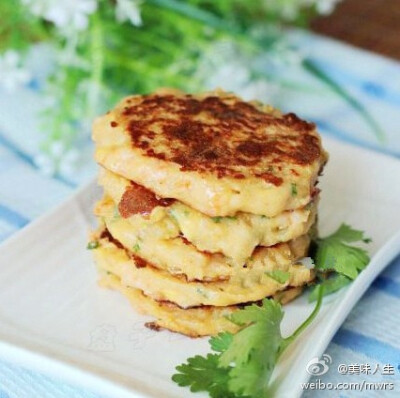 【土豆芝士虾饼】土豆切片，蒸熟透，碾成泥；鲜虾去壳去虾线后洗净，剁成泥；芝士切小丁；将虾泥和土豆泥混合，加面粉、葱花和芝士，搅匀；加入五香粉、盐、糖、生抽，搅匀至粘稠上劲；平锅中倒油，取小份土豆虾泥，…