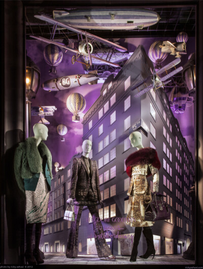 2012纽约Bergdorf Goodman 最新橱窗设计展示；设计主题为庆祝Bergdorf Goodman 111周年店庆。 设计灵感来源Bergdorf Goodman的文化历史；