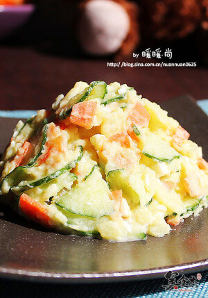 【 日式土豆沙拉】 土豆洗净去皮切大块，鸡蛋洗干净，往水中放少许盐后将鸡蛋和土豆一起放入锅中，煮10-15分钟左右。 黄瓜和胡萝卜清洗干净后切小片（图示黄瓜切的有些大了，在搅拌前我又将黄瓜切了几刀）。 锅内烧开水，放入胡萝卜略烫，捞出用凉开水冲凉，沥净水备用  用筷子扎一下锅里的土豆，如果很容易扎透则表明已经熟透，捞出晾凉，放入保鲜袋内用擀面棍擀成泥。 鸡蛋煮至十分熟，剥皮后切成粒。 将所有材料放入沙拉碗内，加入沙拉酱，青芥辣，彻底拌均匀即可【桑】
