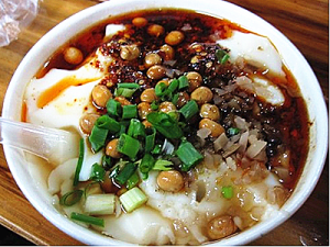 主料：内脂豆腐 辅料：木耳、牛肉末、青豆、香菜 调料：盐、味精、香油、酱油、料酒、淀粉 烹制方法：  1、将豆腐放入锅中，加葱姜小火煮制片刻，牛肉末中加入料酒、盐腌制; 2、坐锅点火倒油，下牛肉末煸香，调入酱油，加木耳，冲入适量清水，调入盐，放入姜末，水淀粉勾芡，出锅前加入香油、味精即可; 3、将煮好的豆腐捞出，浇上肉汁卤，撒上蛋皮丝、香菜即可食用【桑】