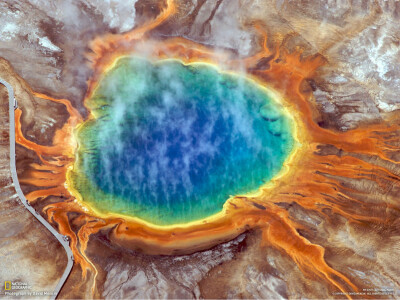 被誉为“地球最美丽的表面”的大棱镜泉（Grand Prismatic Spring），是美国第一大、世界第三大温泉，位于黄石国家公园内，面积约250英尺x300英尺，水深约160英尺。