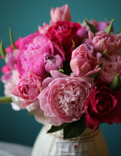 粉色重瓣郁金香和粉色芍药，可以打动女生的心。