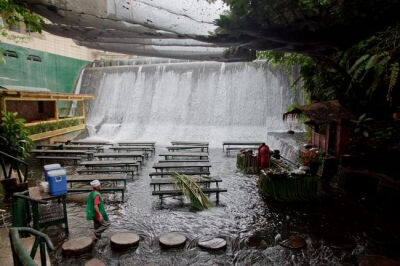 菲律宾吕宋岛南部San Pablo市的埃斯库德罗别墅（Villa Escudero）是一个风景秀丽的旅游度假村，其中种植园人工瀑布下搭建的餐厅是一大特色。