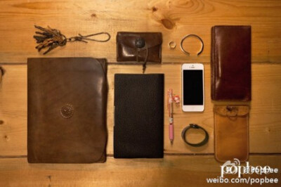 今週 #My Essentials# 單元為大家揭露#皮具#工作坊 Leatherism 的店家 Isa 的隨身#私物#！http://t.cn/zTaemn6