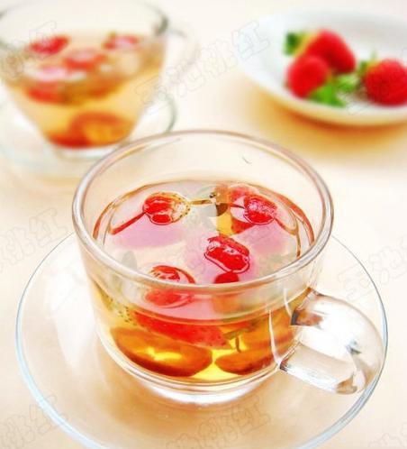 【草莓山楂茶】1.草莓冲洗干净后，用淡盐水浸泡7-8min；2.将草莓去蒂，对半切开，放入杯中；3.将山楂和800ml清水倒入锅中，水开后下入冰糖(喜欢甜的，可以适量多加点冰糖)，至冰糖溶化即可关火；4.将煮好的糖水倒入杯中，将草莓泡2-3min即可饮用。