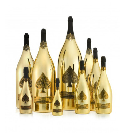 Armand de Brignac（黑桃A香槟）推出皇家套装「Dynastie」，定价50万美元，「Dynastie」皇家套装相当于109瓶750毫升标准瓶香槟，含9个不同瓶型的非年份黑桃A干型香槟，6月1日上市。