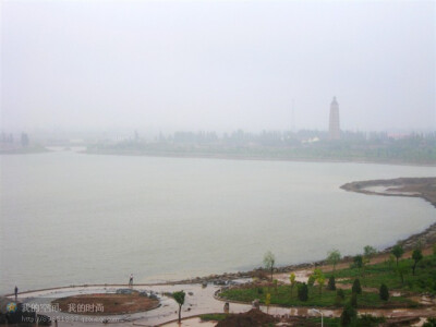 北塔湖雨景