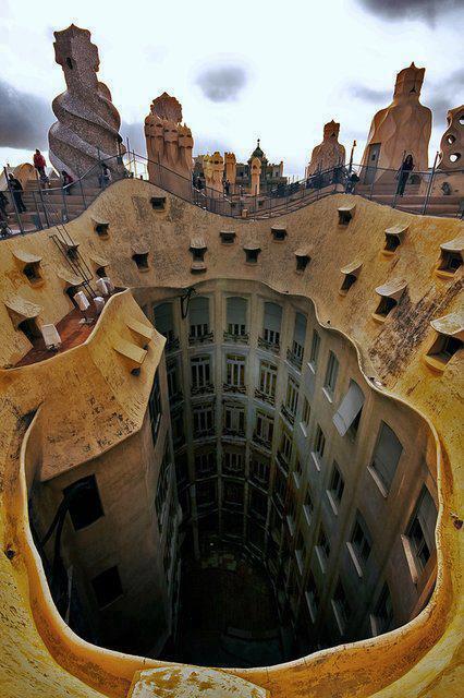 ★ 米拉之家(CASA MILA) 米拉之家建於1906年至1912年間，當時是富豪佩雷．米拉先生（Pere Mila）因非常欣賞高迪為巴特略先生設計的巴特略公寓（CASA BATLLO），為了和富孀 Roser Segimon 結婚，而請高迪設計的。聯合國教科文組織在1984 年將包括米拉之家在內的幾個高迪設計的建築列入世界遺產中。