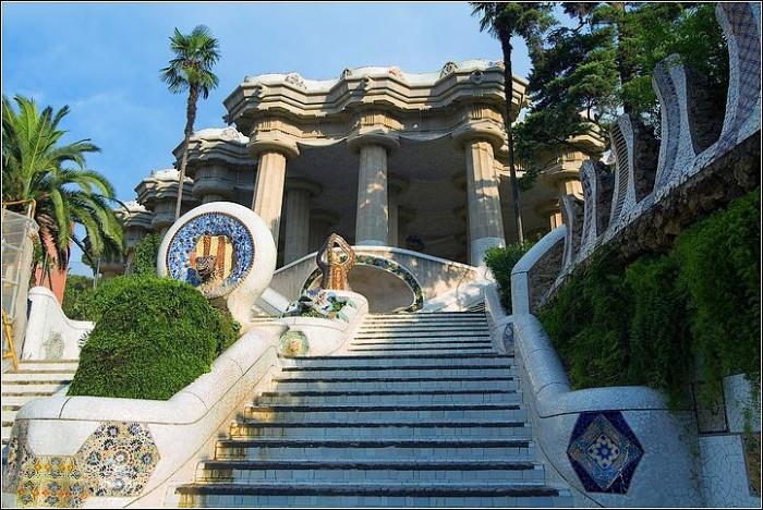 ★ 桂爾公園(PARK GUELL) 位於西班牙加泰隆尼亞自治區巴塞隆納格拉西亞區（Gracia）的厄爾卡梅爾（El Carmel）山上，由加泰隆尼亞建築師安東尼．高第設計，建於1900年到1914年。作為安東尼．高第作品的一部分，被聯合國教科文組織列為世界遺產。