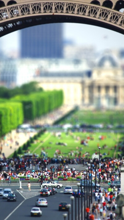 Eiffel Tourists iPhone 5 Wallpaper