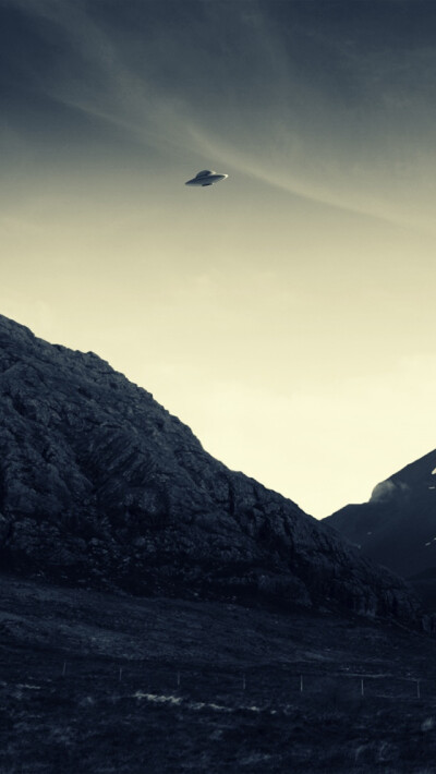 UFO Flying iPhone 5 Wallpaper