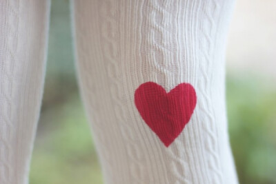 纯美的白色针织打底裤上，涂鸦了一颗爱心，有那么一点小可爱的感觉。