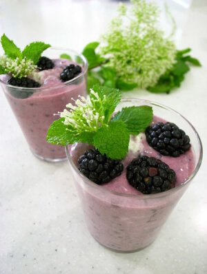 黑莓奶油 材料 黑莓  200克 糖霜  60克 薄荷叶  适量 特浓奶油  200毫升 云呢拿香油  数适 作法 1.黑莓洗净抹干，置深碗中，以搅拌器打碎，与糖霜混和； 2.特浓奶油置大碗中，用搅蛋器搅打；黑莓奶油 3.将打碎了的黑莓和奶油拌匀，加入云呢拿香油拌匀，用玻璃杯子盛装；黑莓奶油 <br />4.最后加些黑莓和薄荷叶做装饰，冰冻食用。