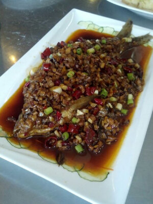 干烧扁鱼 材料 扁鱼   香菇   干红椒   料酒   豆瓣酱   冬笋   葱姜蒜   红油   胡椒粉   <br />作法 <br />1.主料洗净，背部一字花刀处理辅料切粒； <br />2.冬笋、香菇沸水处理，锅入油七成左右油温下鱼炸至定型表面结壳捞出； <br />3.锅就底油下入姜蒜、干红椒、豆瓣酱炒香加水跟鱼平行加料酒； <br />4.下入主料，倒入冬笋香菇，大火烧开小火慢煮； <br />5.最后中火收汁，淋红油撒葱花出锅。