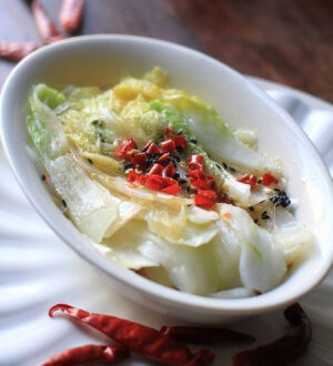 响油娃娃菜 材料 娃娃菜  一颗 生抽  1汤勺 糖  1汤勺 熟芝麻  少许 色拉油  2汤勺 盐  1汤勺 干辣椒  3个 作法 1.娃娃菜洗净，用手撕成条响油娃娃菜 <br />2.锅中水烧开，将娃娃菜下锅焯2分钟后捞出，娃娃菜控干水后码入盘中；响油娃娃菜 <br />3.将生抽、盐、糖淋在菜上；接着把剪碎的干辣椒和熟芝麻撒在菜上；响油娃娃菜 <br />4.色拉油烧热后，淋入盘中，拌匀即可。