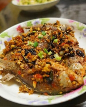 香煎小鲫鱼 材料 新鲜小鲫鱼  3条 紫苏   耗油   姜蒜   干辣椒粉   豆鼓   作法 1.鱼去除内脏，鱼鳞，抹上一些盐腌制半天； 2.姜蒜剁成蓉，紫苏叶洗净切成碎； <br />3.煎锅里面放油，放入鱼，小火煎到两面金黄捞出； <br />4.锅中留底油，炒香姜蒜，放入干辣椒粉； <br />5.放入豆鼓、蚝油调味，放入紫苏； <br />6.紫苏的香味出来就放入鲫鱼，小火翻拌均匀出锅。