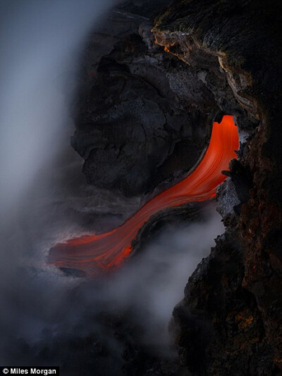 炽热熔岩浆流动瞬间