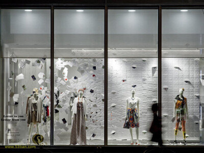 漫天飞舞的“信”-女装店创意橱窗设计图