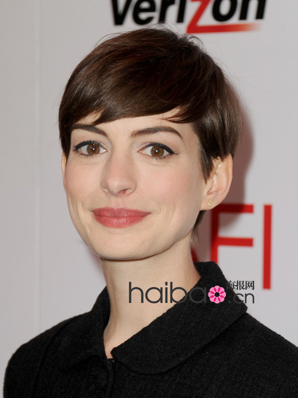 明星发型鉴定团：安妮·海瑟薇(Anne Hathaway)短发All-Back亮相颁奖礼，Boylish范儿公主你怎么看？