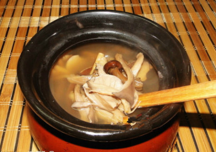 【干贝菌菇煨汤】干贝十几个洗净，泡发二小时；平菇、滑子菇、鸡腿菇（可选购自己喜欢的菌类）洗净，过开水焯一下，捞出；起锅烧沸多半锅清水，放入干贝，中小火煲半小时，加入菌菇，再煮30分钟，加入盐、鸡粉少许，撒上葱花即可。