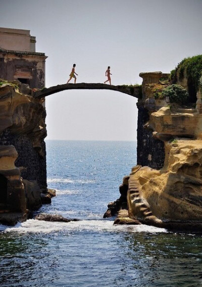 意大利那不勒斯Gaiola Bridge，一座梦幻般的桥。