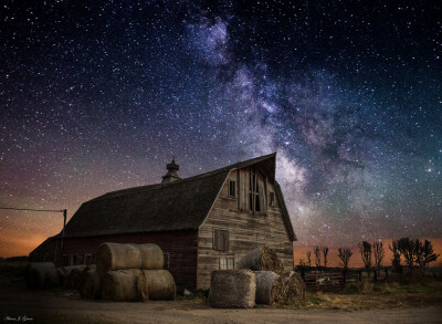 星辰下的谷仓 作者 Aaron J. Groen