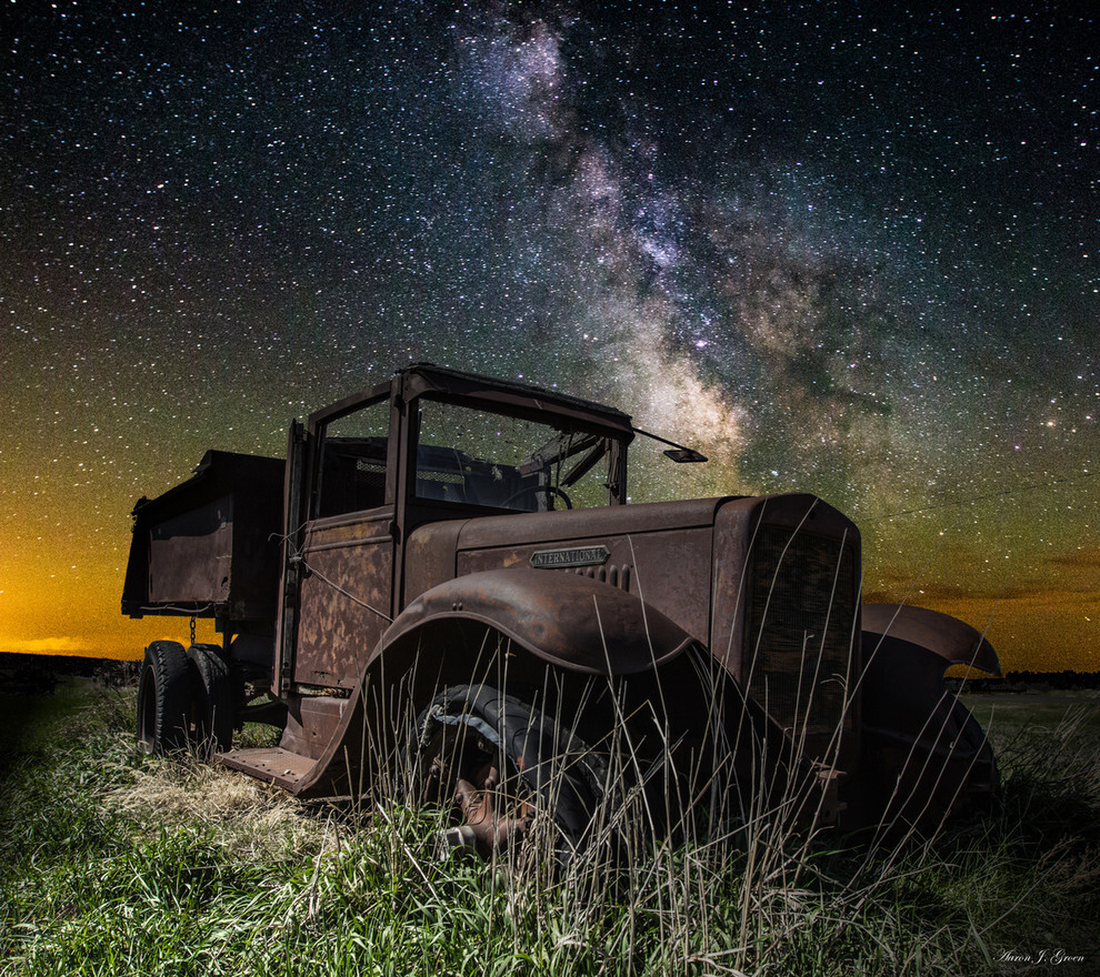 明尼苏达州的老旧货车与银河 作者 Aaron J. Groen