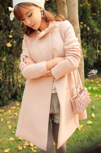 参加朋友的生日Party，穿上MIUMIU的粉色大衣搭配褶皱小包 淡淡的粉色是MIUMIU特有的调调，在店里对它的颜色一见钟情，仿佛一瞬间心情也柔和起来 告别冬日的暗色，换上新的粉色~ 日志服饰：大衣：Miu Miu毛衣：Me&Me …
