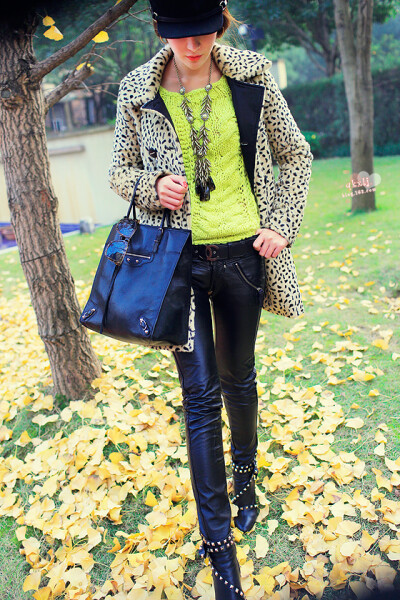 Leopard girl 日志服饰：豹纹外套：Freepeople毛衣：Freepeople皮裤：MissSixty皮带：Chanel包：Balenciaga鞋：Valentino帽子：Burberry 2012年12月07日 - 呛口小辣椒