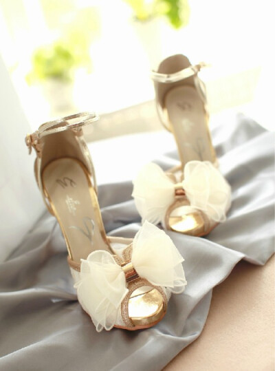 三层雪纺纱的蝴蝶结，鞋面是蕾丝钩花的。鞋跟亮片装饰，非常漂亮。可以当婚鞋哦~