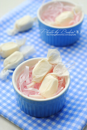 北海道牛奶手工糖 奶香味十足，入口30秒即化，它的美妙口感是市售的奶糖无法比拟的。