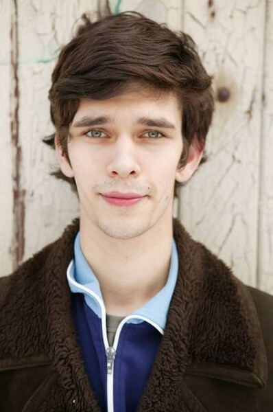 Benjamin Whishaw 生长在贝德福德军郡的Clifton。对戏剧十分着迷的Ben进入Samuel Whitbeard社区大学并且与在Hitchin's Queen Mother Theatre的分支戏剧公司BigSpirit的合作中崭露头角，参演了大量舞台戏剧，其中改编自Primo Levi的同名戏剧《If This Is a Man》（饰演Levi）获得1995年爱丁堡戏剧节的五项大奖，社会各界对Ben Whishaw的精彩的表演更是赞口不绝。在2006年的影片《香水》中，他更是对阵几大明星，愈显不凡的演技和深厚的表演功底又为他带来如潮的好评。