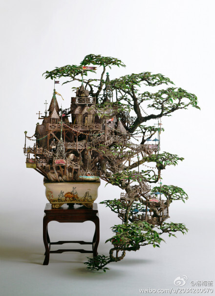 #Bonsai Tree Houses by Takanori Aiba #Takanori Aiba 曾经为日本时尚杂志POPYE绘制迷宫，后来又做了建筑师，最后他决定将这两者合而为一，因此就诞生有别于东方传统盆景的Bonsai Tree Houses。如果我有爱丽丝变大变小的饼干和水，我很乐意到此一游