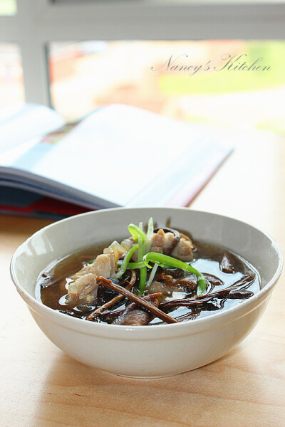 茶树菇排骨汤 茶树菇是家里带来的，特别喜欢它的口感，和肉一起搭配灰常好吃呢。