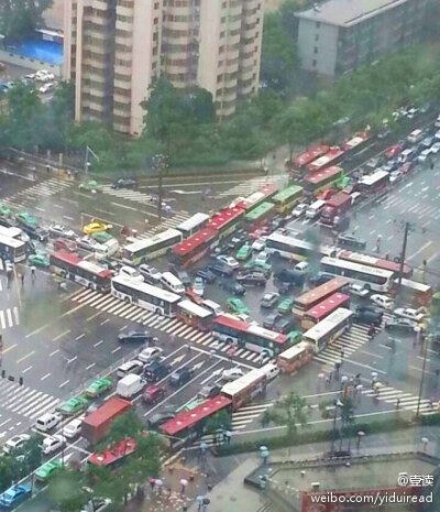 那些说自己城市堵成停车场的都弱爆了。西安今天堵成一桌麻将了