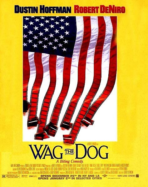 国旗的尾巴变成一卷卷的胶卷，暗示了本片对政治与好莱坞的双向讽刺 ——《摇尾狗》