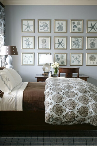喜欢这淡淡的蓝色墙漆和海星画框，充满海的气息的卧室。