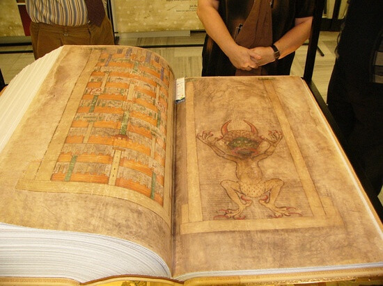 《恶魔圣经》The Codex Gigas，现今世界最大的中世纪手犒，重165磅。被认为是13世纪创建于波希米亚本篤会修道院，内容围绕一个恶魔展开，其作者仍是一个迷，有传说是由一个将灵魂卖给魔鬼的僧侣完成的。现藏于瑞典斯德哥尔摩国家图书馆