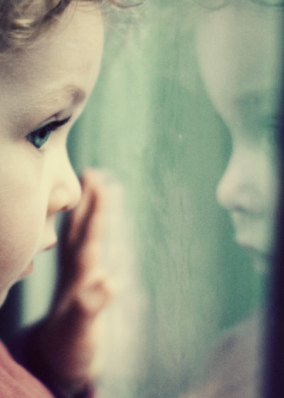 亲爱的宝贝 悲伤亦无法住进你的眼里，只有茫然流连。