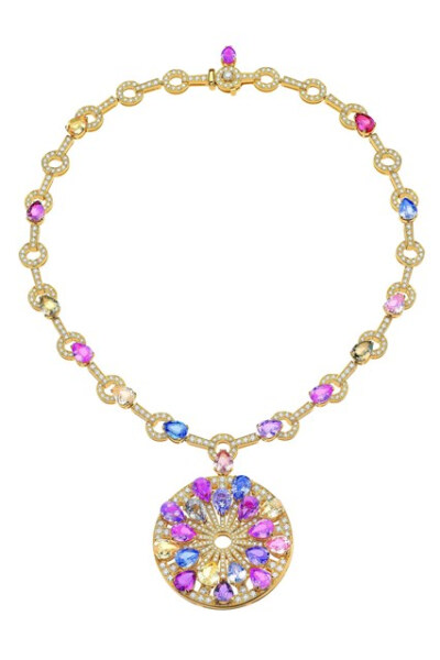 Bulgari High-jewellery necklace in yellow gold with 32 pear-shaped 43.78 carat fancy sapphires, 429 round-cut 6.77 carat pavé diamonds, and one round brilliant-cut 0.16 carat diamond.