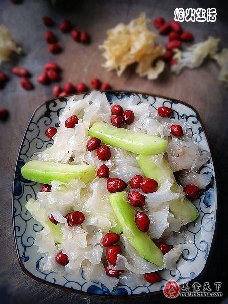 银耳炒花生仁 银耳非常滋补，而且清淡爽口，适合夏季食用，夏季清口小菜