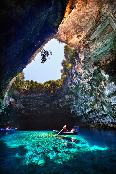 梅利萨尼岩洞里的地下海水湖，地处希腊凯法利尼亚岛附近，1953年的一场地震使洞穴的顶部坍塌，露出了现在的模样..