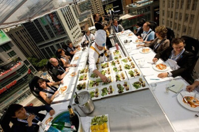 Dinner in the Sky(比利时)，比利时人David Ghysels以起重机为支撑创立了这个可在空中移动的餐厅Dinner in the Sky。要想去用餐，要花上$50，000到$100,000不等的钱。