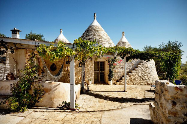 奥斯图尼，意大利 特鲁利芳香绿圆顶石屋（Trullo 'aromatic green'）