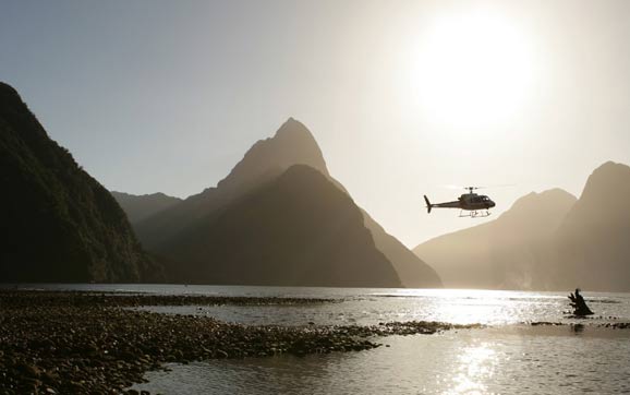 卡胡朗伊国家公园（Kahurangi National Park）欧文山（Mt Owen）鬼斧神工的岩石地貌让人叹为观止，而导演彼得杰克逊也因此将其选为《指环王》三部曲中的丁瑞尔河谷（Dimrill Dale）的取景地。游客可以乘坐里德直升机公司的直升机在这一地区的上空进行观光之旅，该公司也参与了该地区的电影拍摄和采景工作。